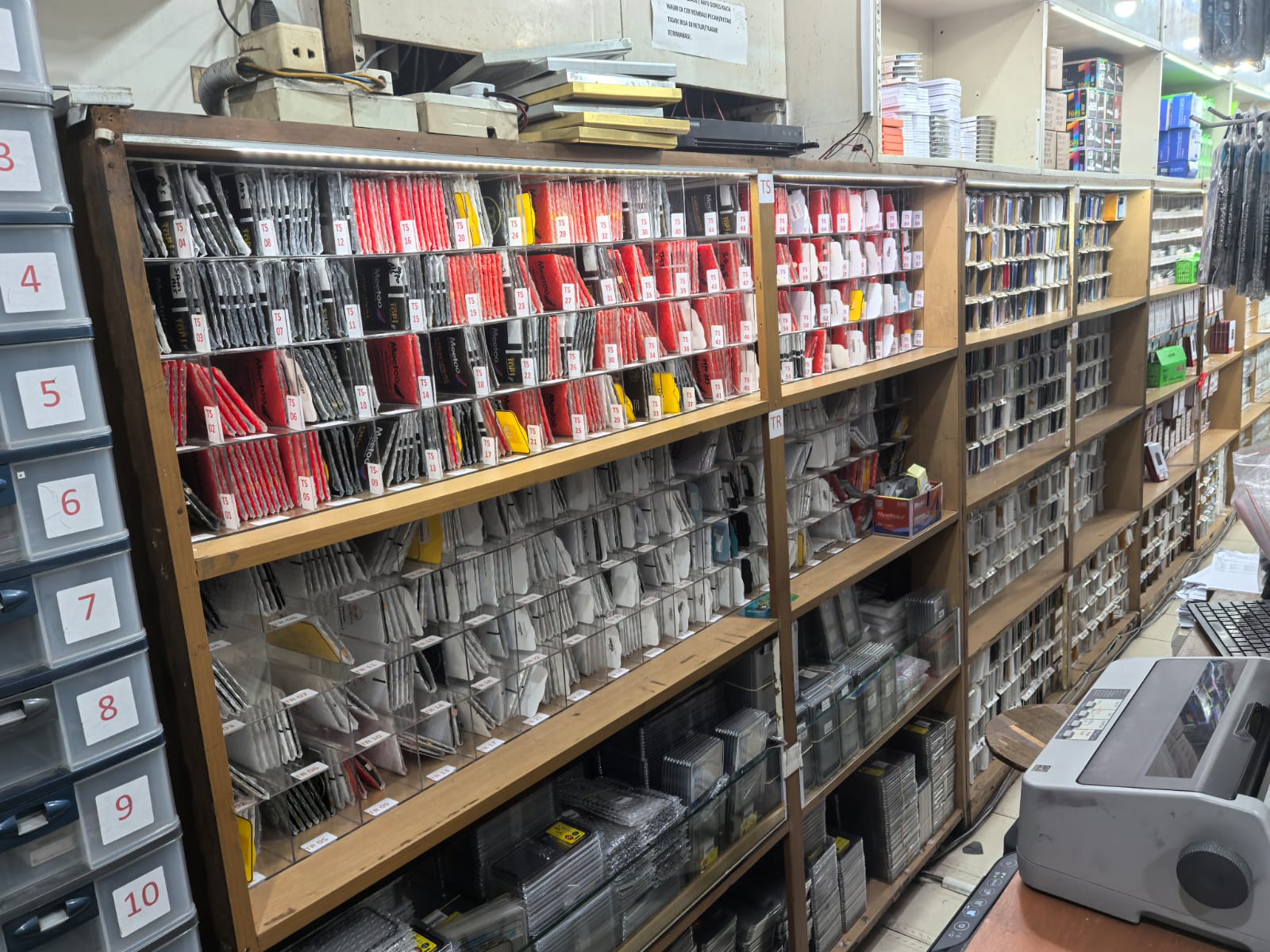 Etalase sparepart
